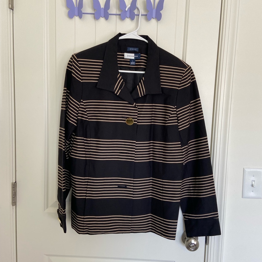 Jones Wear Studio women’s black tan striped stretch shoulder pad‎ button blazer